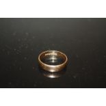 A HALLMARKED 9CT GOLD WEDDING BAND, SIZE L, APPROX 1.6 g