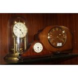 THREE VINTAGE MANTEL CLOCKS TO INCLUDE A SMITHS EXAMPLE STRIKING ON BARS, GLASS DOMED EXAMPLE ETC.