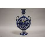 A BLUE AND WHITE TWIN HANDLED CERAMIC DELPH MOON FLASK / VASE