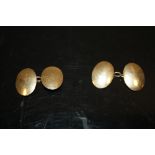 A PAIR OF HALLMARKED 9CT GOLD OVAL SHAPED CUFFLINKS, APPROX 7.8 g