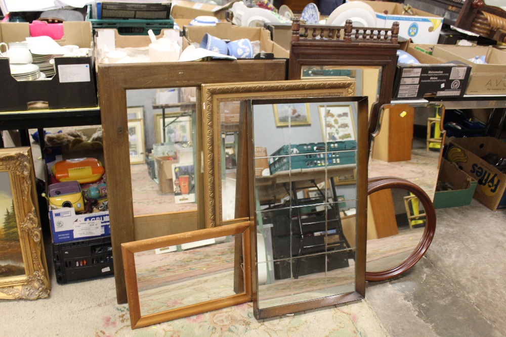 SEVEN ASSORTED VINTAGE AND MODERN WALL MIRRORS TO INCLUDE A GILT FRAMED EXAMPLE