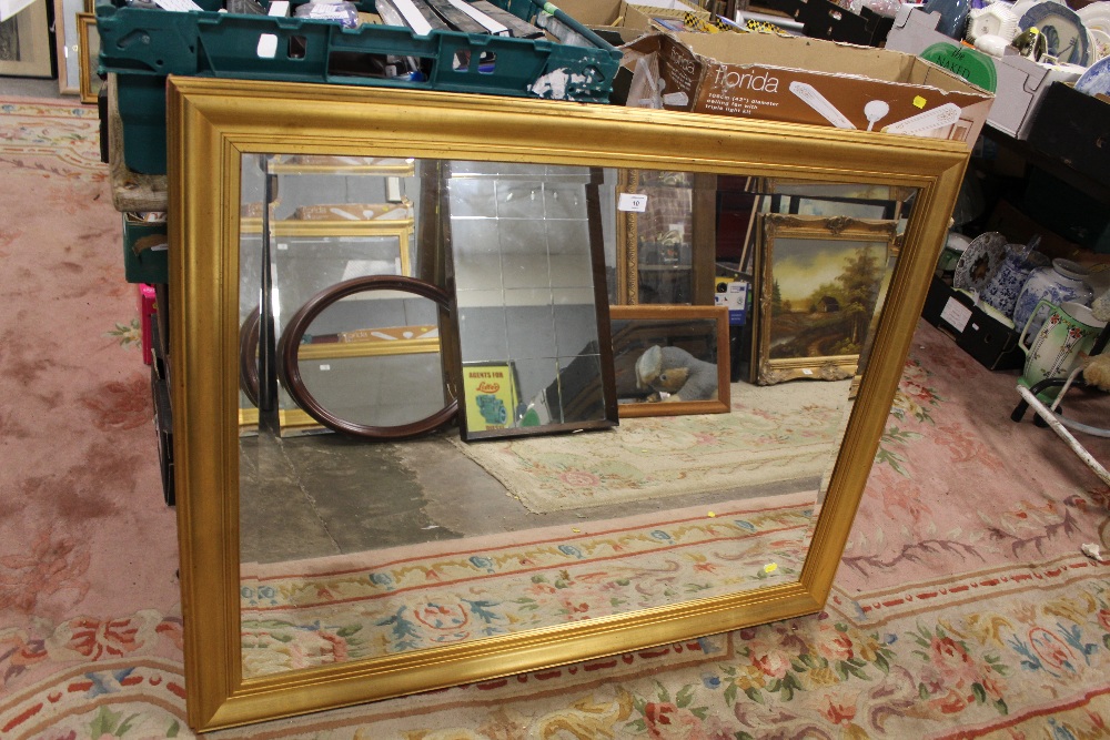 A LARGE GILT FRAMED BEVEL EDGED WALL MIRROR 116 CM X 91 CM