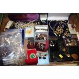 A TRAY OF VINTAGE AND MODERN COSTUME JEWELLERY TO INCLUDE PENDANTS, EARRINGS ETC