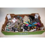 A TRAY OF COSTUME JEWELLERY TO INCLUDE BANGLES
