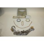 A COLLECTION OF COSTUME JEWELLERY TO INCLUDE NECKLACES, BROOCHES AND BRACELETS