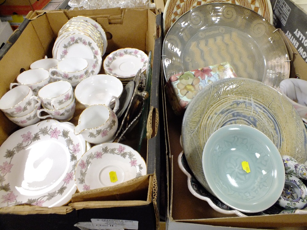 A TRAY OF STUDIO POTTERY ETC TOGETHER WITH A TRAY OF CHINA