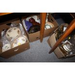 TWO TRAYS OF ASSORTED CERAMICS TO INCLUDE ANTIQUE DINNERWARE, WEDGWOOD ETC TOGETHER WITH A BOX OF