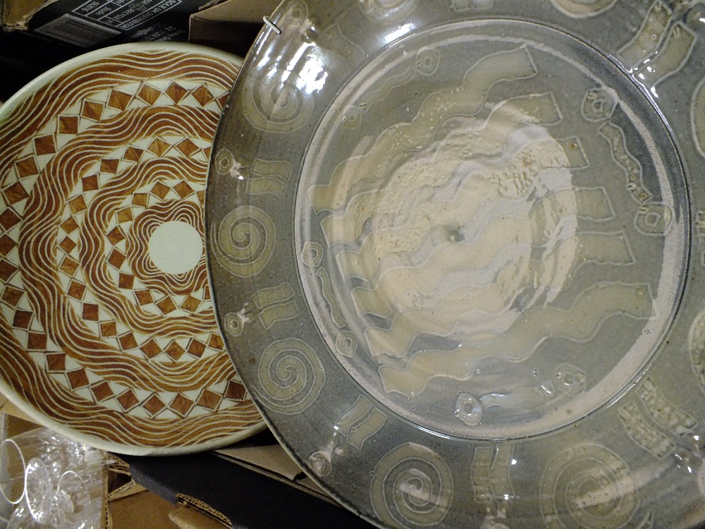 A TRAY OF STUDIO POTTERY ETC TOGETHER WITH A TRAY OF CHINA - Image 5 of 8