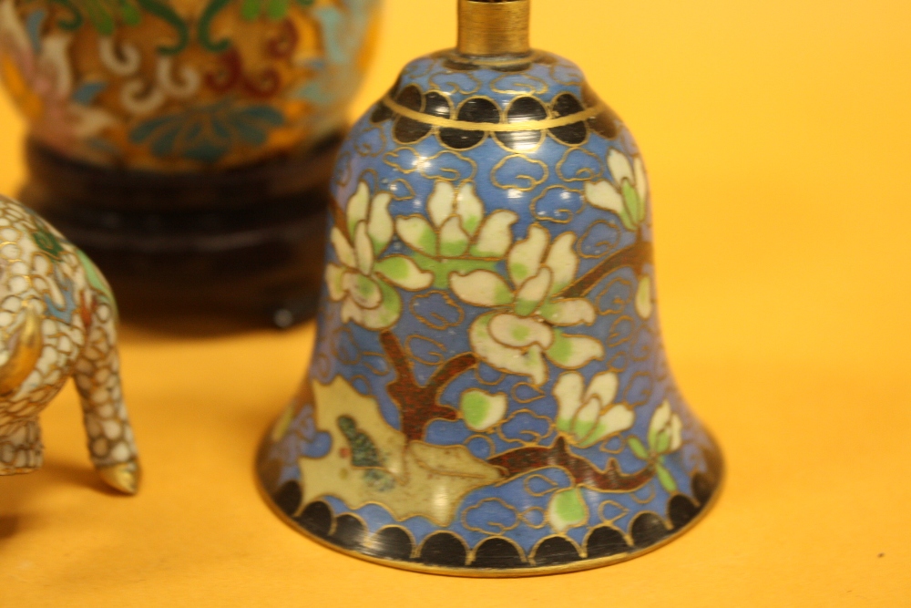 AN ORIENTAL/ CHINESE CLOISONNE BELL, TOGETHER WITH TWO SMALL CLOISONNE CATTLE FIGURES AND AN EGG - Image 3 of 5