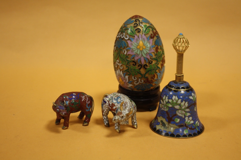 AN ORIENTAL/ CHINESE CLOISONNE BELL, TOGETHER WITH TWO SMALL CLOISONNE CATTLE FIGURES AND AN EGG