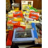 A TRAY OF BOXED COLLECTABLE DIE CAST TOY CARS AND VEHICLES TO INCLUDE VAN GUARDS, CORGI, MATCHBOX,