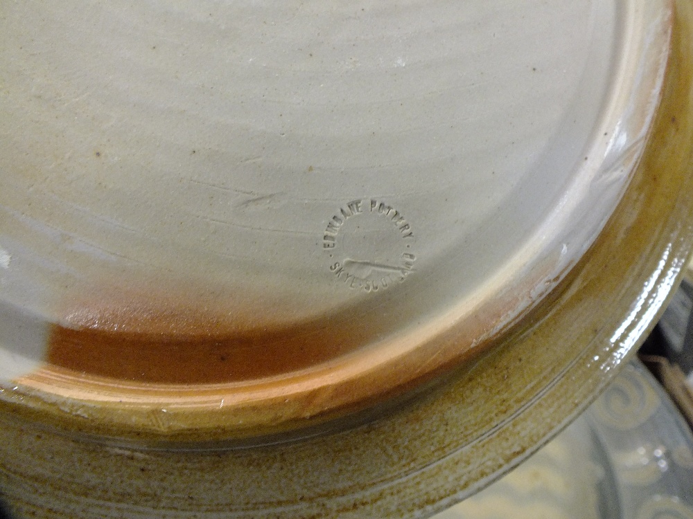 A TRAY OF STUDIO POTTERY ETC TOGETHER WITH A TRAY OF CHINA - Image 8 of 8