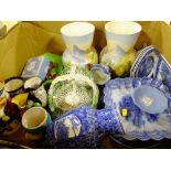 A TRAY OF ASSORTED CERAMICS TO INCLUDE A PAIR OF HAND PAINTED VASES, WEDGWOOD, BLUE AND WHITE ETC