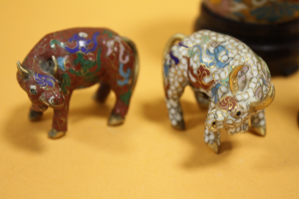 AN ORIENTAL/ CHINESE CLOISONNE BELL, TOGETHER WITH TWO SMALL CLOISONNE CATTLE FIGURES AND AN EGG - Image 2 of 5