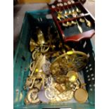 A TRAY OF BRASSWARE TO INCLUDE A COLLECTION OF SPOONS, HORSE BRASSES, BELLS ETC (TRAY NOT INCLUDED)