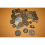 A COLLECTION OF MODERN AND ANTIQUE COINAGE TO INCLUDE A 1935 CROWN, WILLIAM IIII HALF CROWN ETC.