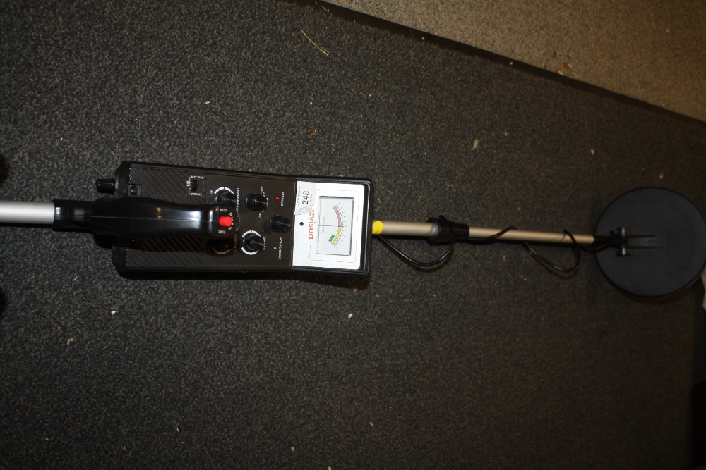 A VISUA METAL DETECTOR (MISSING BATTERY COVER)