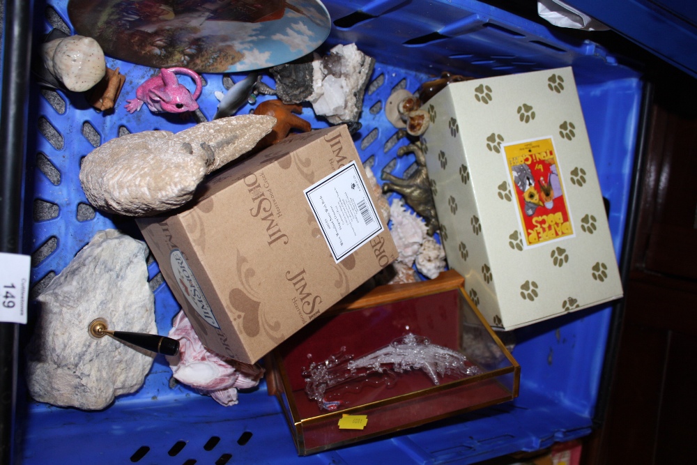 TWO TRAYS OF ASSORTED HOUSEHOLD SUNDRIES TO INCLUDE A CUT GLASS DECANTER, LETTER RACKS, SEASHELLS - Image 3 of 4