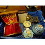 A SMALL TRAY OF MUSICAL BOXES ETC. TO INCLUDE A MUSICAL COMPACT WITH FIGURATIVE DETAIL