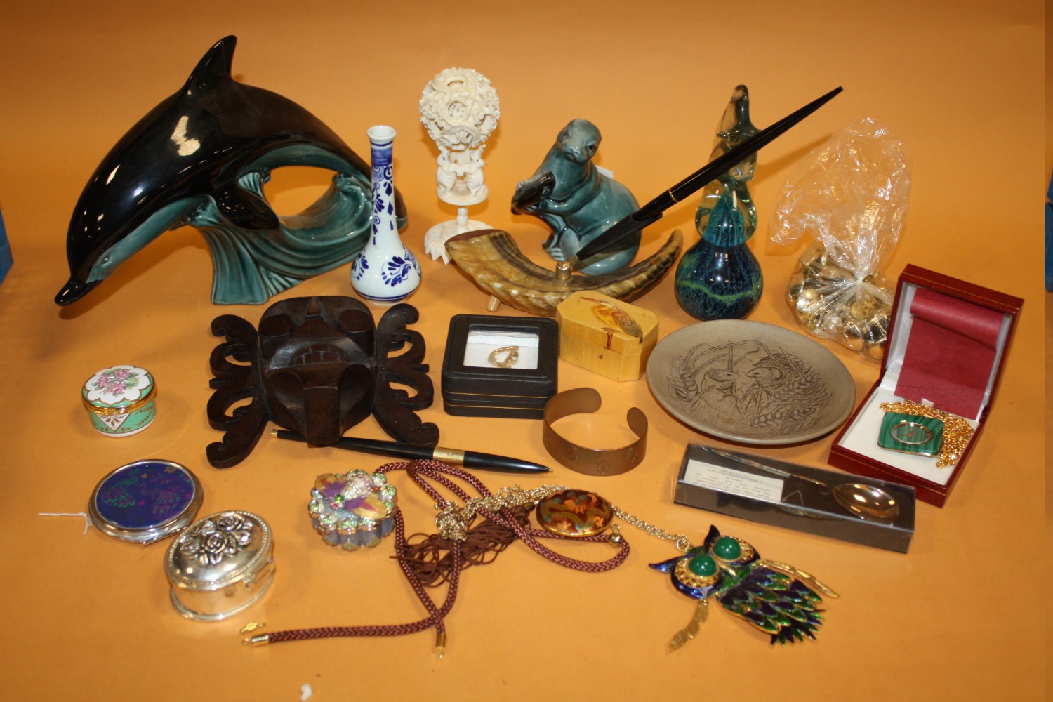 A TRAY OF COLLECTABLES TO INCLUDE A SPODE PILL BOX, POOLE DOLPHIN, MDINA PAPER WEIGHT ETC