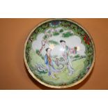 A SMALL CHINESE CLOISONNE / ENAMELLED BOWL WITH FIGURATIVE DETAIL DIA -9.3CM APPROX