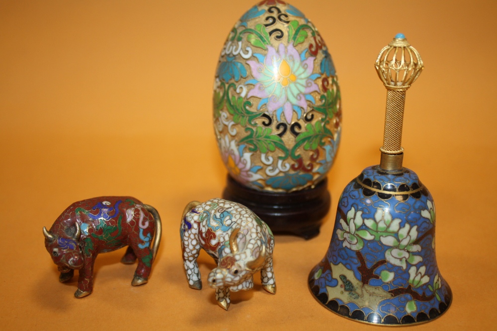 AN ORIENTAL/ CHINESE CLOISONNE BELL, TOGETHER WITH TWO SMALL CLOISONNE CATTLE FIGURES AND AN EGG - Image 4 of 5