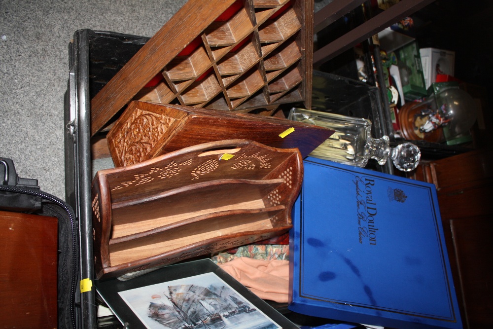 TWO TRAYS OF ASSORTED HOUSEHOLD SUNDRIES TO INCLUDE A CUT GLASS DECANTER, LETTER RACKS, SEASHELLS - Image 2 of 4