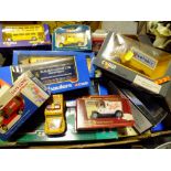 A LARGE QUANTITY OF BOXED AND UNBOXED COLLECTABLE DIECAST TOY CARS AND FIGURES TO INCLUDE CORGI,
