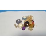 A QUANTITY OF LOOSE STONES TO INCLUDE AMETHYST, CITRINE AND SMOKEY QUARTZ TYPE EXAMPLES