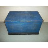 A WOODEN BLUE STORAGE TRAVEL TRUNK ON WHEELS, LENGTH 91 CM, DEPTH 53 CM, HEIGHT 53 CM