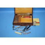 A QUANTITY OF ASSORTED PENKNIVES ETC. CONTAINED IN A CARVED WOODEN BOX