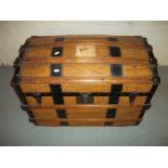 A WOODEN AND METAL BOUND VINTAGE TRAVEL TRUNK