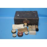 AN OLD ARTIST'S BOX WITH CONTENTS IN ORIGINAL PACKAGING TO INCLUDE TWO POTS OF GOUACHE, FINE