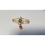 AN EDWARDIAN STYLE 15 CT GOLD PENDANT SET WITH GREEN AND PINK STONES, thought to be sapphires and