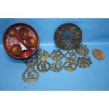 A PAPIER MACHE ORIENTAL SET TOGETHER WITH A CLOCK BACK, HORSE BRASSES ETC.