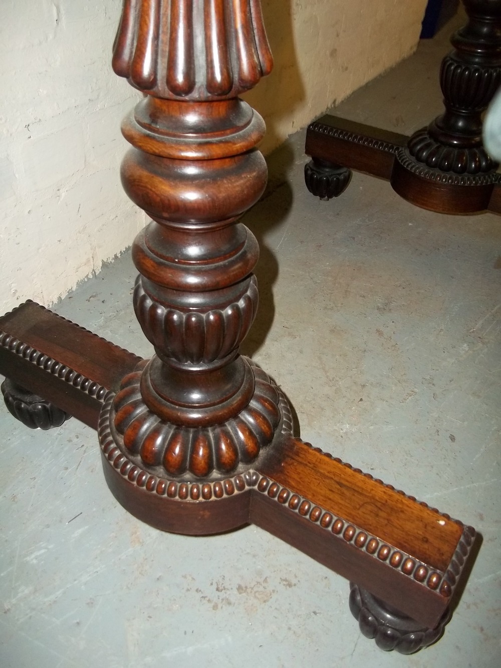 AN ANTIQUE INLAID LEATHER TOPPED TWIN PEDESTAL DESK IN ROSEWOOD - Image 4 of 4
