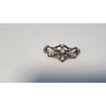 A DIAMOND SET BROOCH SET WITH 27 DIAMONDS, width 3.5 cm