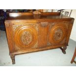 AN EARLY 1900S OAK SIDEBOARD