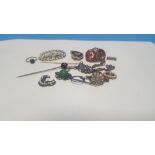 A SELECTION OF ANTIQUE AND OTHER COSTUME JEWELLERY TO INCLUDE STICKPINS A/F