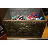 A BRASS LOG BOX FULL OF VARIOUS COLLECTABLE KEYRINGS