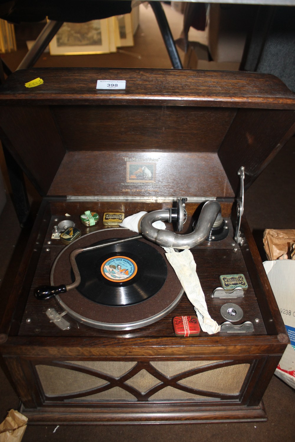 AN HMV RADIOGRAMME TOGETHER WITH A COLLECTION OF GRAMAPHONE RECORDS