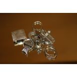 A BAG OF SILVER JEWELLERY TO INC RINGS & PENDANTS - APPROX 35 g