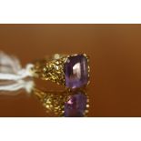 AN 18CT GOLD AMETHYST RING - WEIGHT 5.5 GRAMS APPROX