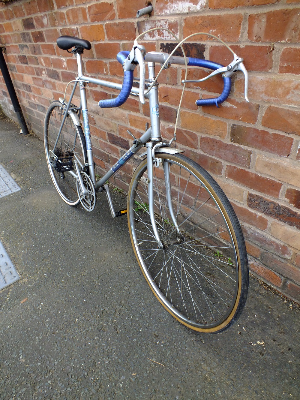 A VINTAGE SILVER GENTS SUN GT10 RACING BIKE, 10 SPEED, 24" FRAME - Image 2 of 3