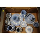 A TRAY OF BLUE AND WHITE WEDGWOOD JASPERWARE TO INCLUDE JUGS, LIDDED POTS ETC