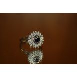 AN 18CT WHITE GOLD SAPPHIRE & DIAMOND CLUSTER RING - APPROX 6 g SIZE O