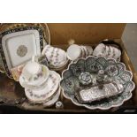 A TRAY OF CERAMICS TO INCLUDE DINNERWARE, WEDGWOOD SQUARE PLATE, METALWARE ETC