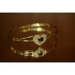 AN 18CT GOLD SAPPHIRE AND DIAMOND SET BANGLE - APPROX 11.8 g