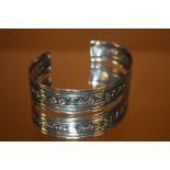 A HALLMARKED SILVER EMBOSSED BANGLE - APPROX 17 g