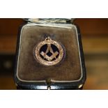 A HALLMARKED 9 CARAT GOLD MASONIC PENDANT / FOB APPROX WEIGHT 4.4G